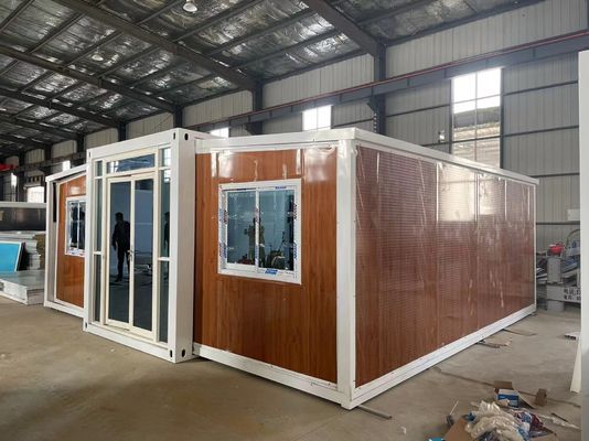 Основное строение Сцинкованные стальные квадратные трубки Префабрикованный крошечный контейнерный дом в индивидуальном цвете для жизни на открытом воздухе