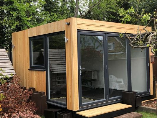Гальванизированный стальной изгиб 180g 20ft Flat Pack Luxury Prefabricated Shipping Container House с стальной рамой и окнами