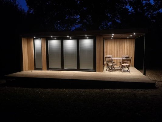 Гальванизированный стальной изгиб 180g 20ft Flat Pack Luxury Prefabricated Shipping Container House с стальной рамой и окнами
